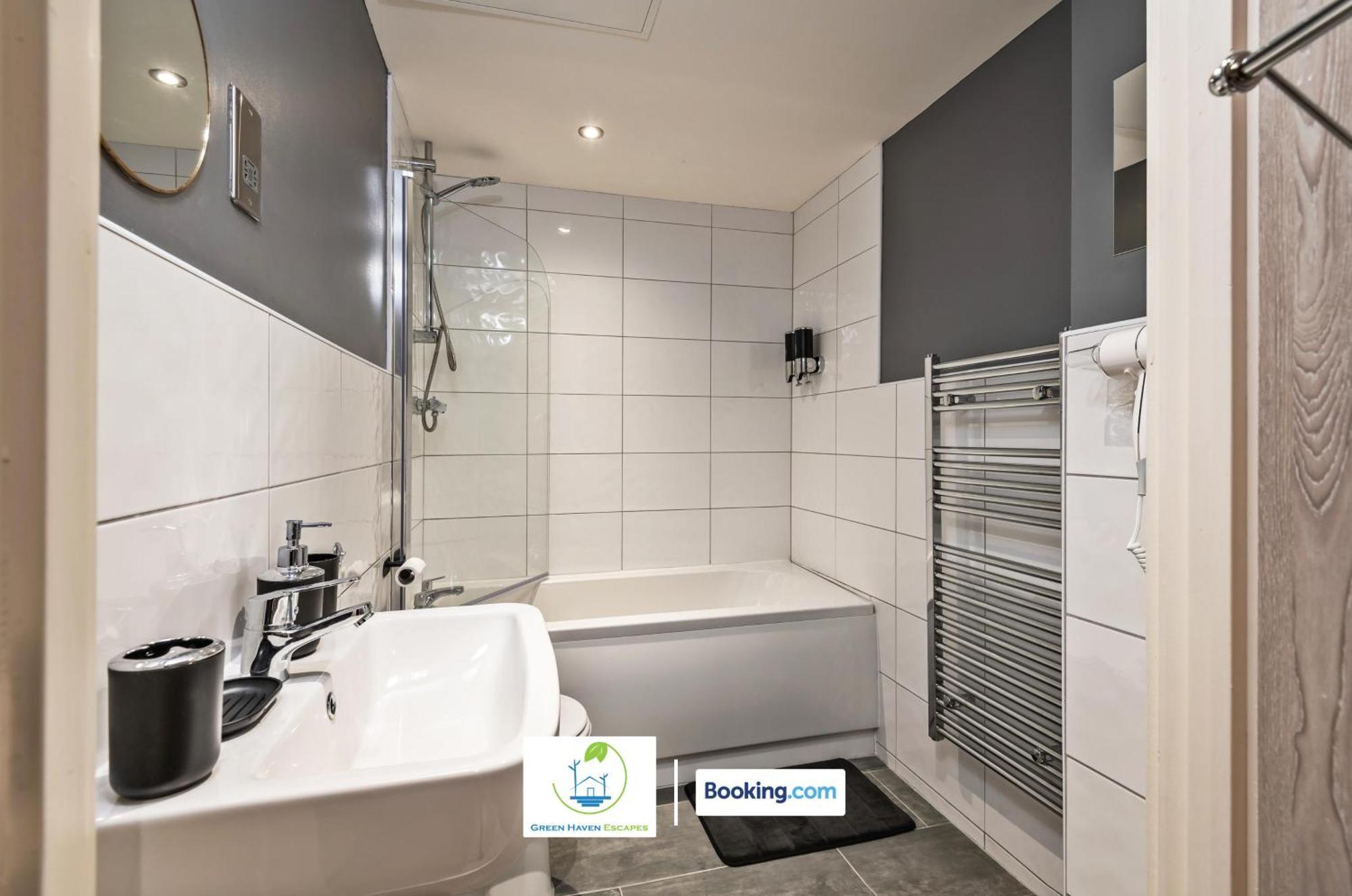 Spacious 1 Bedroom Apartment With 4K Cinema Experience By Green Haven Escapes In Bradford ブラッドフォード エクステリア 写真